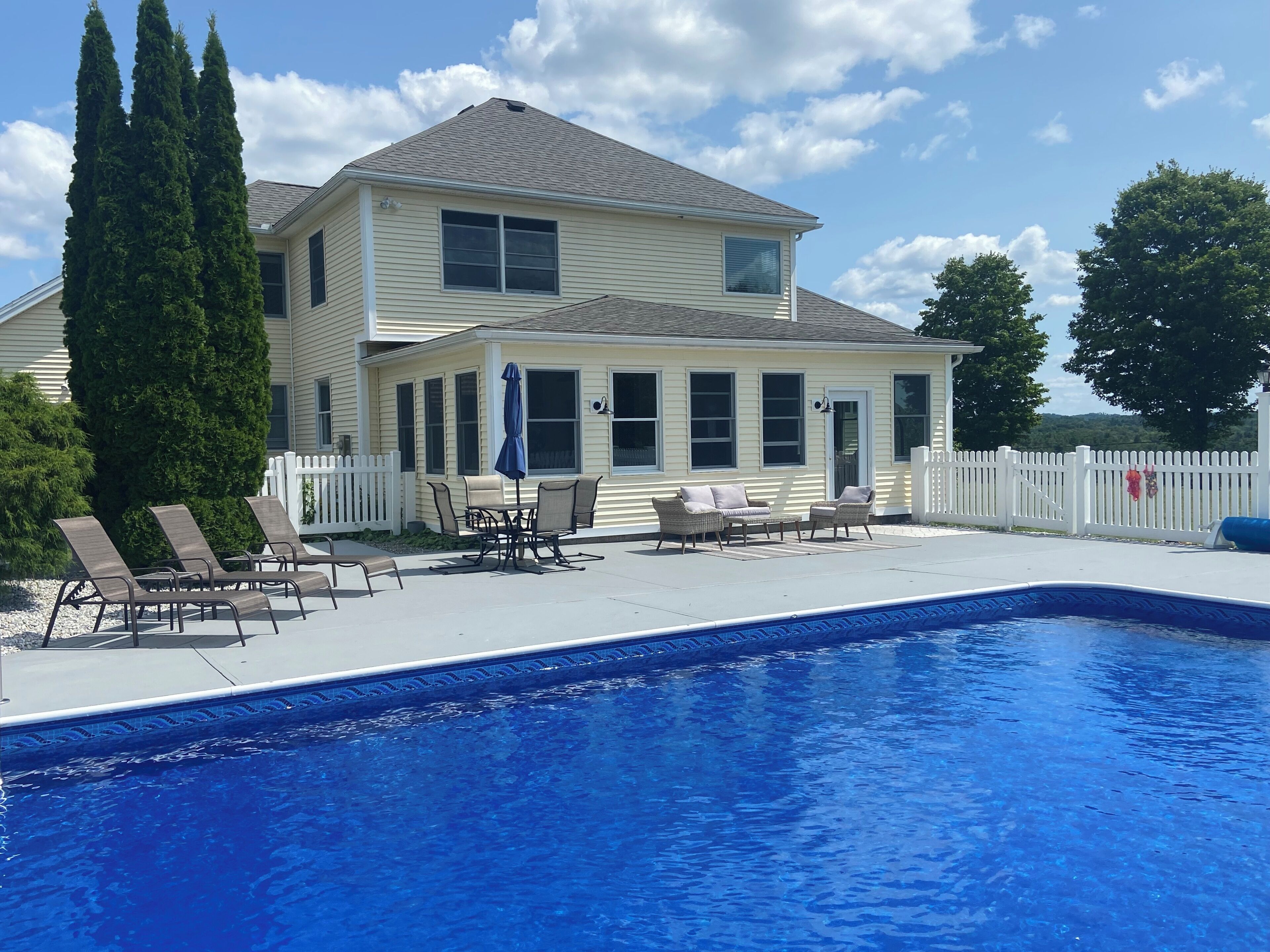 Welcome to Sunset Mountain Retreat! A gorgeous 5 bdrm house in Jaffrey, NH. 
