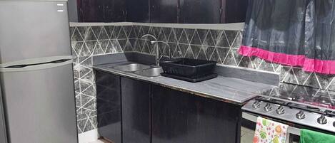 Oven, stovetop, toaster, cookware/dishes/utensils