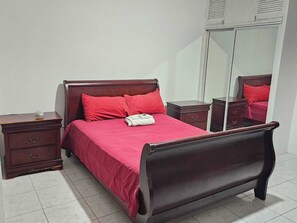 1 bedroom, WiFi, bed sheets - Charming 1-bedroom apartment in lovely Tower Isle with WiFi, fitness room (Tower Isle)