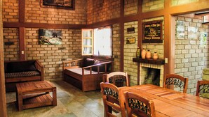Cabana com design assinado, varanda, vista para a montanha | Sala de jantar