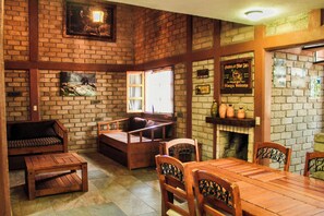 特色小屋, 庭院, 山景 | 餐廳