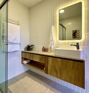 Shower, hair dryer, towels, soap - Shining Stone Cabana (Goncalves)