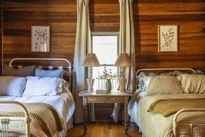 3 bedrooms, iron/ironing board, free WiFi, bed sheets - Original Farmhouse est <1920, Professionally Designed, Charm & Comfort in mind! (Loganville)