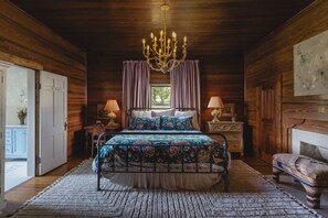 3 bedrooms, iron/ironing board, free WiFi, bed sheets - Original Farmhouse est <1920, Professionally Designed, Charm & Comfort in mind! (Loganville)