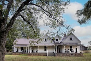 Exterior - Original Farmhouse est <1920, Professionally Designed, Charm & Comfort in mind! (Loganville)