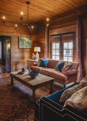 Smart TV, video games - Original Farmhouse est <1920, Professionally Designed, Charm & Comfort in mind! (Loganville)