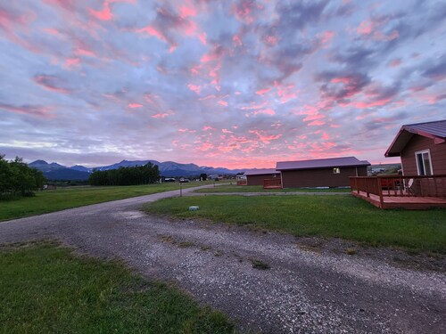 Circle R Cabin 8, Private Ranch, Mountain Views