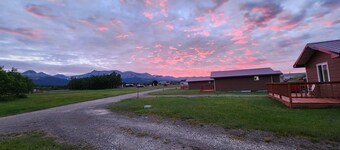 Circle R Cabin 8, Private Ranch, Mountain Views