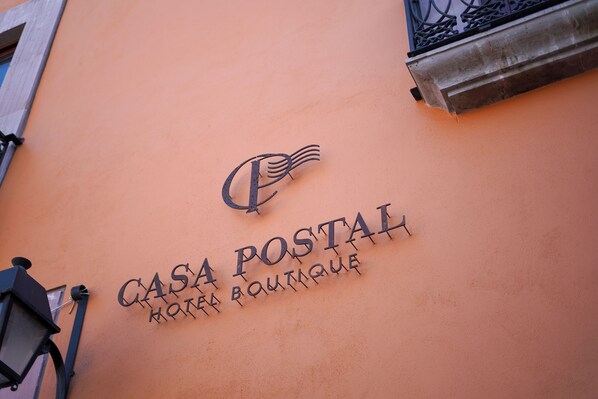A wall with the text "Casa Postal" and "Mora Boutique" indicating a boutique hotel. - Casa Postal Hotel Boutique (Querétaro)