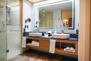 Presidential-suite | Badeværelse | Bruser, brusehoved med spredningseffekt, designertoiletartikler