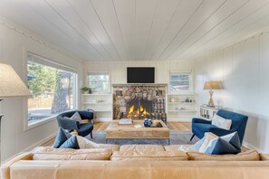House (4 Bedrooms) | Interior - West Shore Lake House by Avantstay Ski Cabin w/ Backyard Sledding Hill! (Homewood)