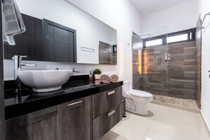 Shower, hair dryer, towels, soap - Mojarra Apartments by Partnerhost (Mazatlán)