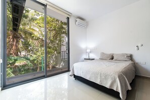 2 habitaciones, cortinas blackout y tabla de planchar con plancha 
