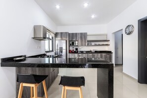Deluxe Apartment | Private kitchen | Full-size fridge, microwave, stovetop, cookware/dishes/utensils