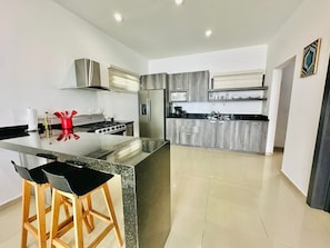 Departamento Confort, 2 habitaciones | Cocina privada | Refrigerador con congelador, microondas y parrilla de estufa 