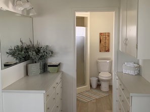 Een douche, een haardroger, handdoeken, zeep