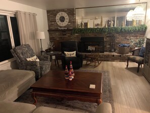 TV connectée, lecteur de DVD, livres