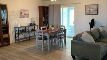 Een smart-tv, een dvd-speler en boeken