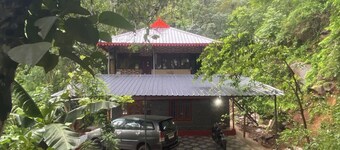 SK Paradise offers accommodation with free WiFi and free private parking.


