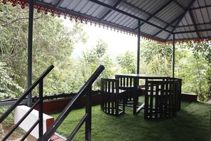 Outdoor dining - SK Paradise offers accommodation with free WiFi and free private parking.
(Attappadi)