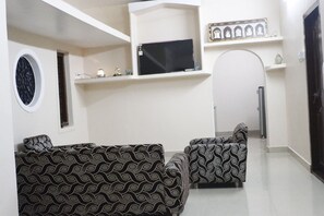 TV - SK Paradise offers accommodation with free WiFi and free private parking.
(Attappadi)