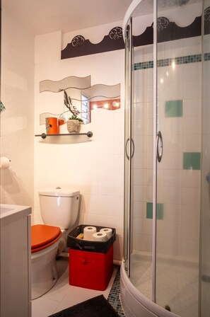 Shower, eco-friendly toiletries, hair dryer, towels