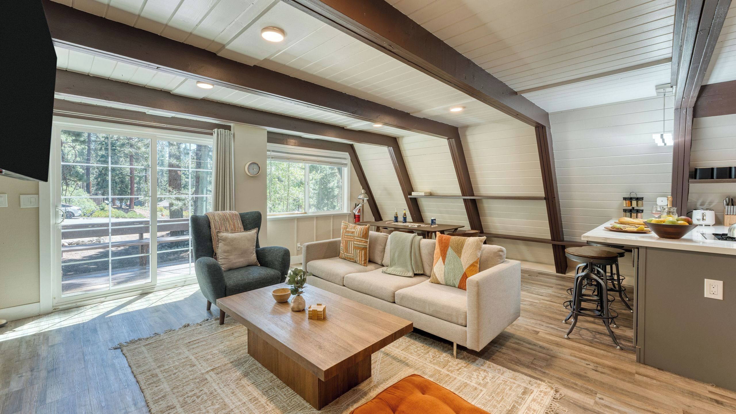 Un loft espacioso con techo alto, ventanas amplias, una zona de estar acogedora y una cocina.