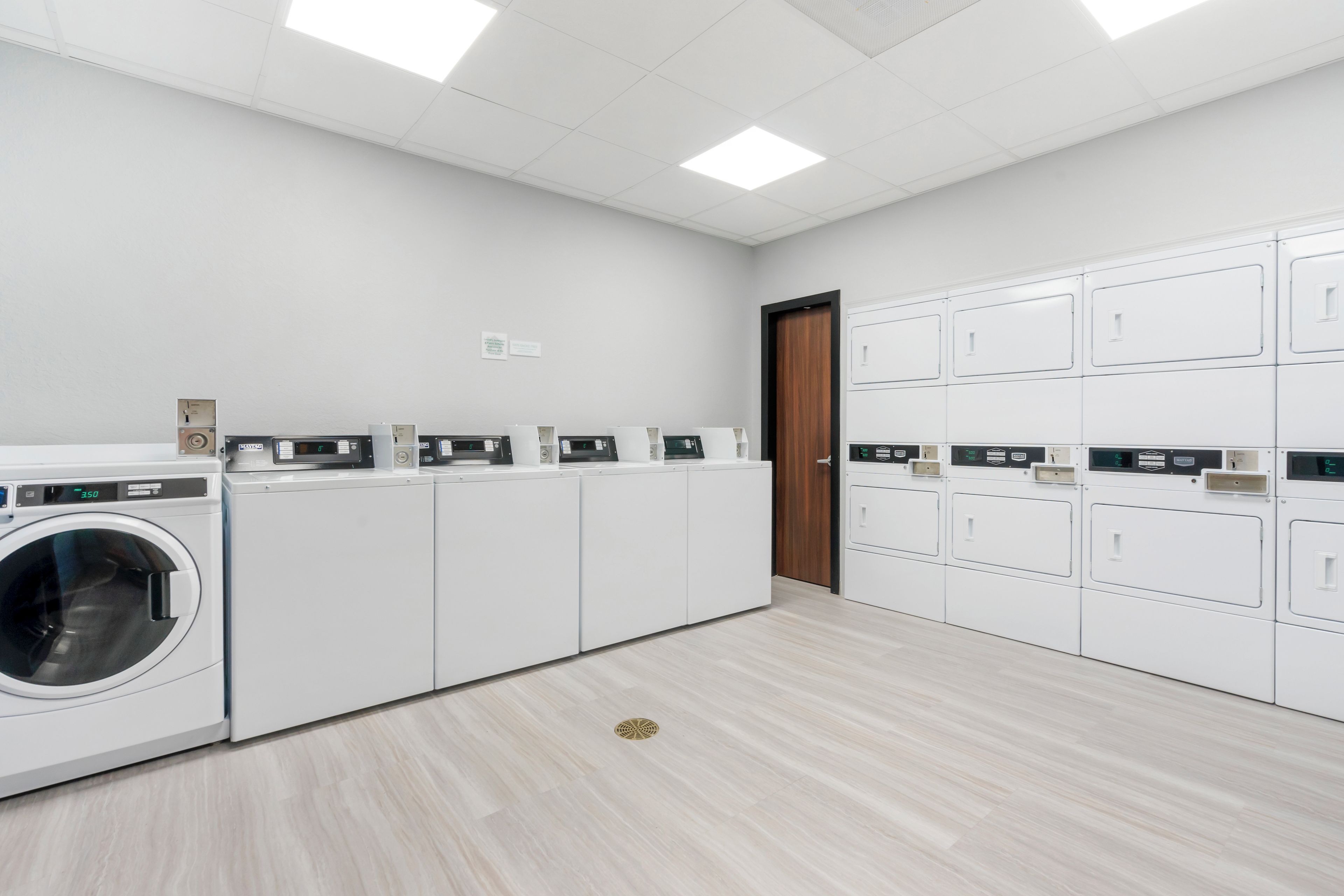 Photo - HomeTowne Studios by Red Roof Tampa - Airport
