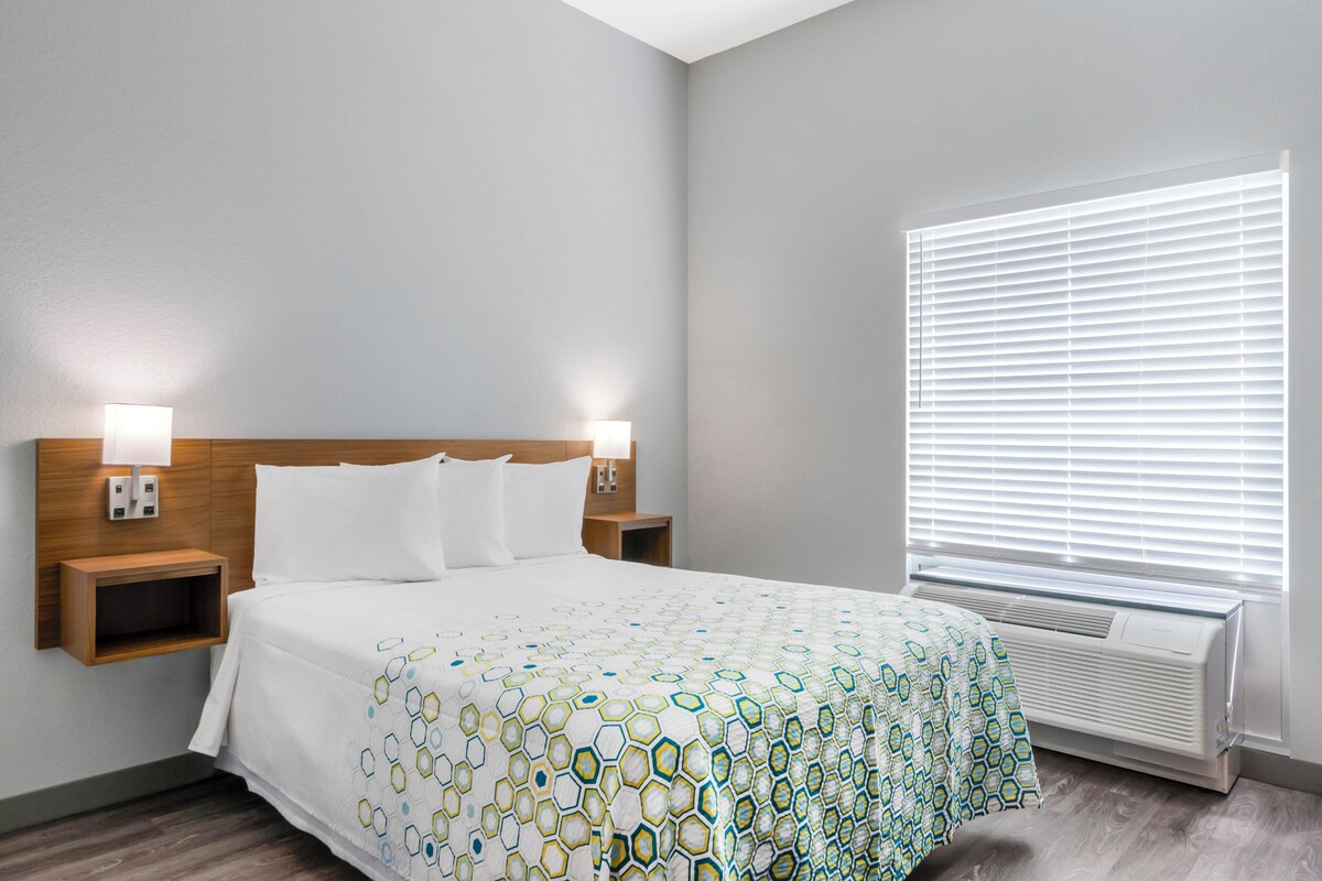 Blackout drapes, iron/ironing board, WiFi (free), bed sheets
