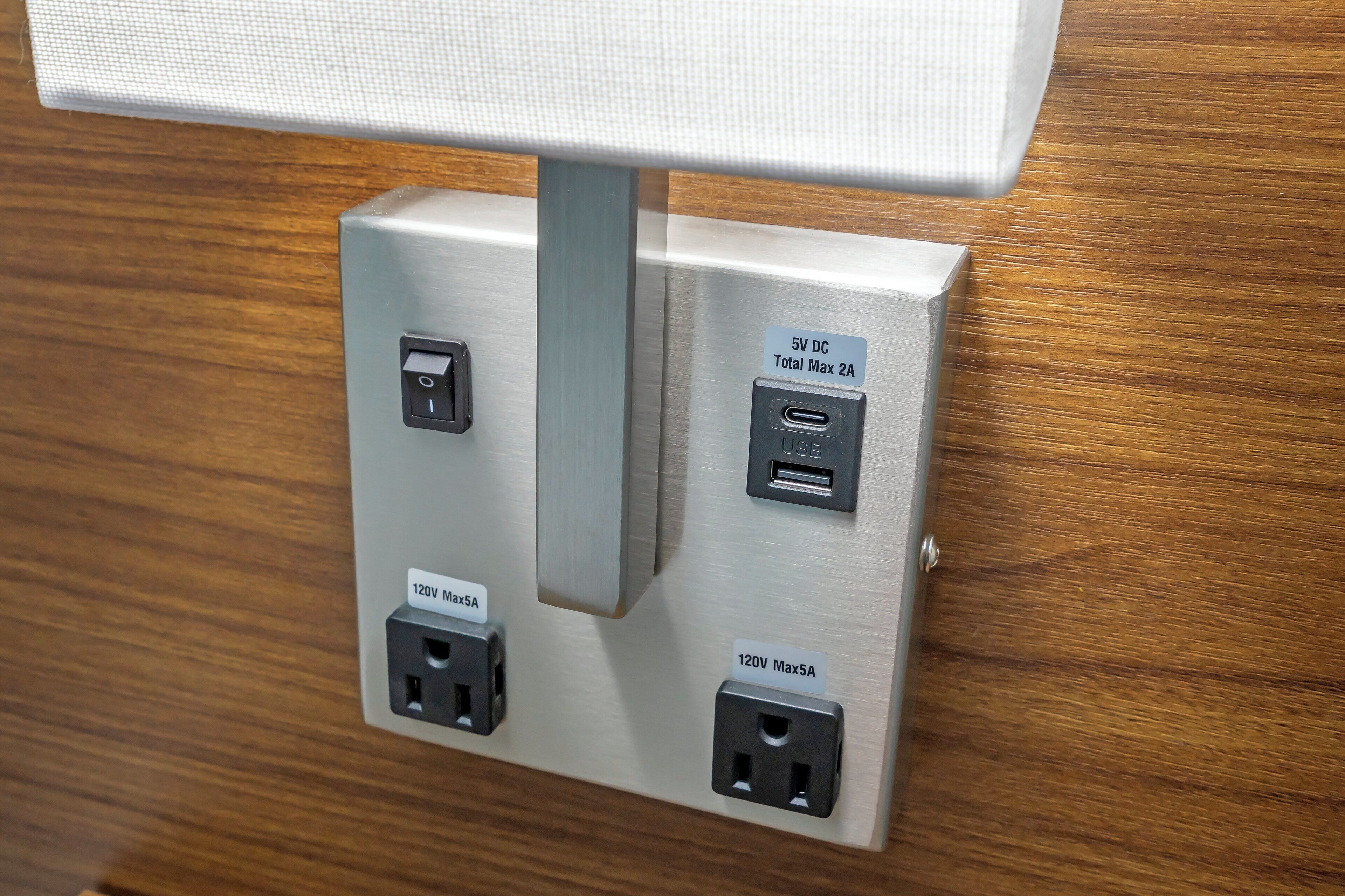 Photo - HomeTowne Studios by Red Roof Tampa - Airport