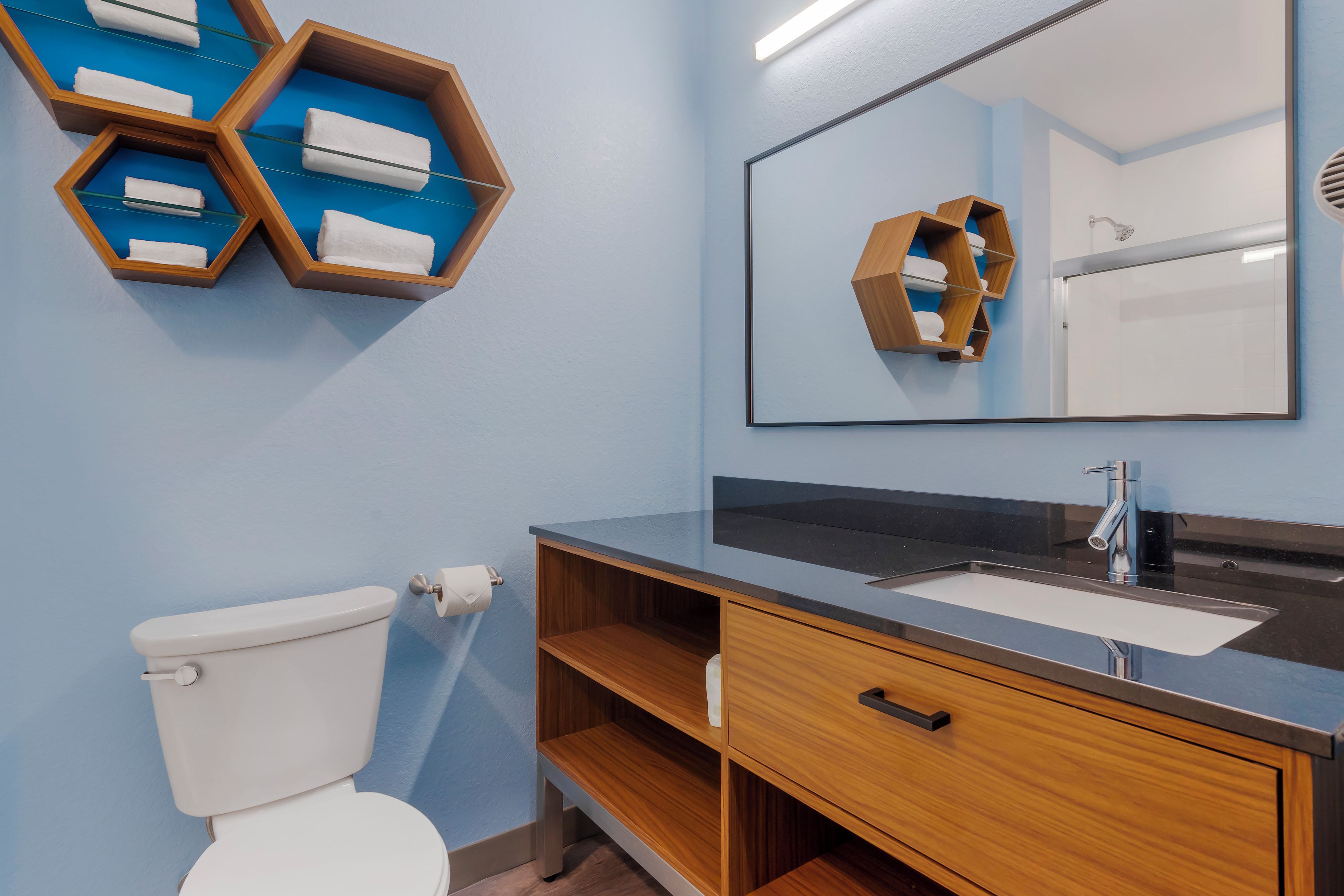 Une salle de bain moderne équipée de toilettes, d’un lavabo et d’un meuble-lavabo.