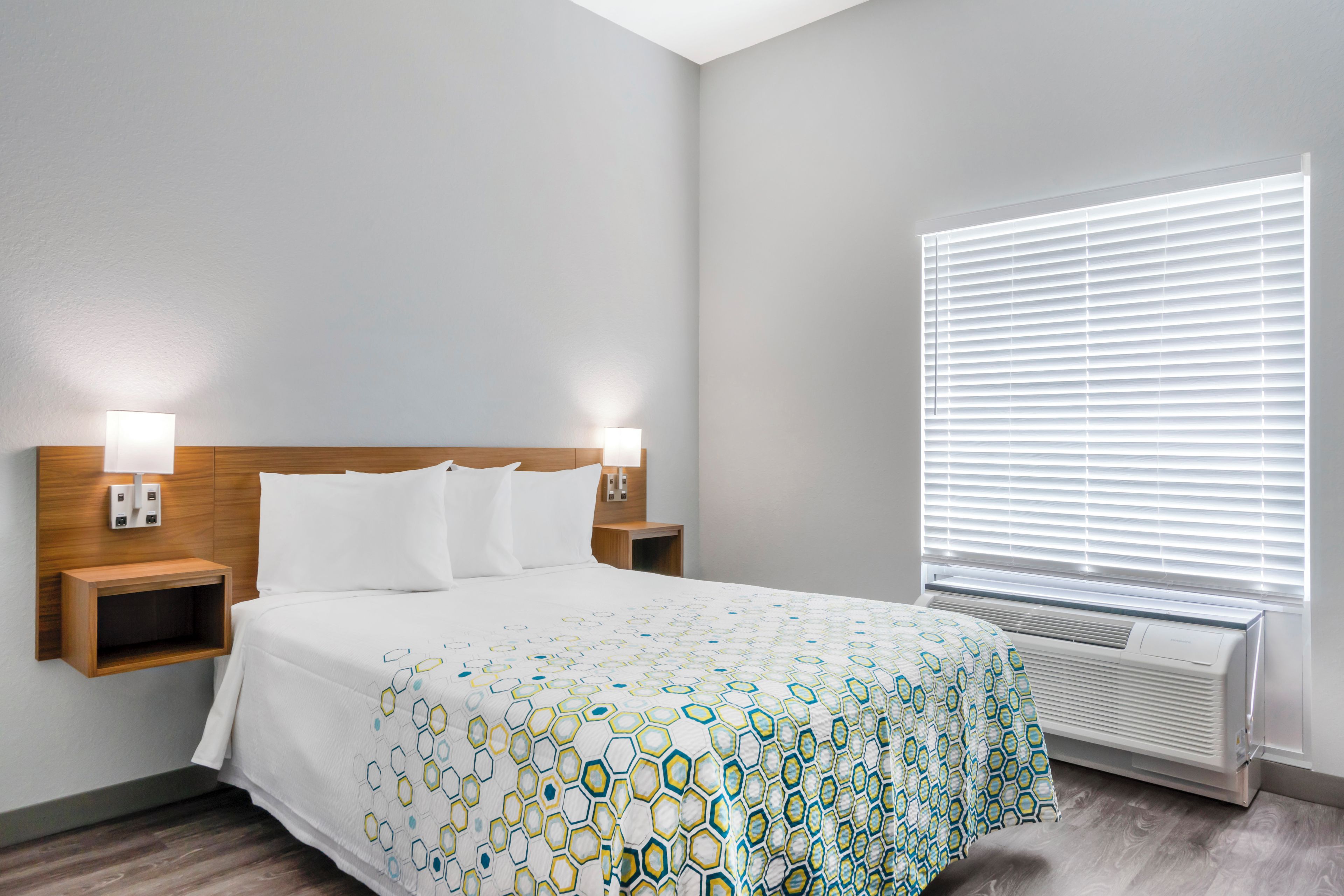 Photo - HomeTowne Studios by Red Roof Tampa - Airport