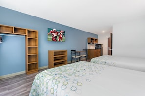 Blackout curtains, iron/ironing board, free WiFi, bed sheets - HomeTowne Studios by Red Roof Tampa - Airport (Tampa)