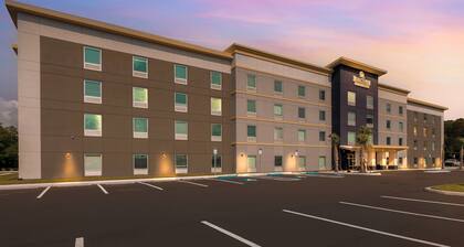 HomeTowne Studios by Red Roof Tampa - Airport