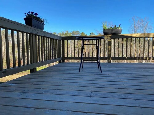 Modern, access to everything 3 min to lake Lanier.

