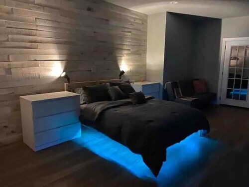 Modern, access to everything 3 min to lake Lanier.

