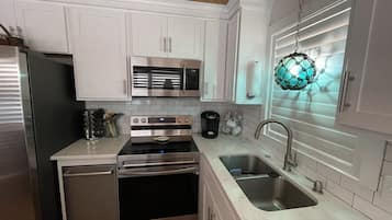 Dishwasher, cookware/dishes/utensils, dining tables