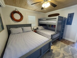 2 bedrooms, desk, WiFi, bed sheets