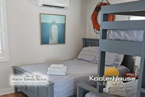 2 bedrooms, desk, WiFi, bed sheets