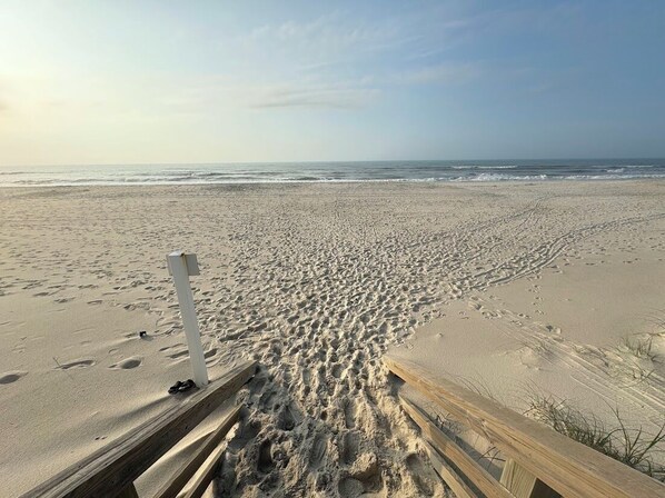 På stranden