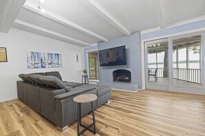 Smart TV, chimenea, videojuegos y libros 