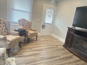 Reception - E Street Gallery King BedroomSHARED Bath (Hamilton)