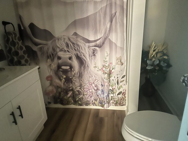 Bathroom - E Street Gallery King BedroomSHARED Bath (Hamilton)