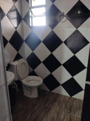 Triple Room, Courtyard View | Bathroom | Separate tub and shower, towels, soap, shampoo - Hotel Alvorada (Alegrete)