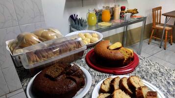 بوفيه فطور مجانًا يوميًا