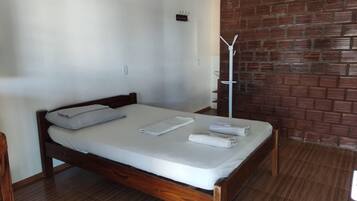 Quarto solteiro, vista para o pátio | Wi-Fi de cortesia, roupa de cama