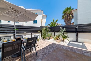 Outdoor dining - Villa Kohili - Steps from the Beach (Protaras)