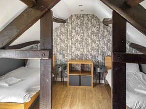 5 bedrooms, free WiFi, bed sheets
