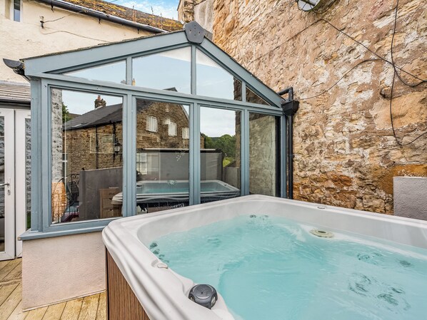 Outdoor spa tub - 5 bedroom accommodation in Alston (Alston)