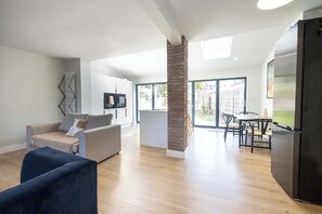 TV, offices - Stylish Open-Plan home in Manchester - Free Parking (Droylsden)